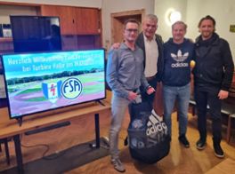 FSA-Präsident Holger Stahlknecht übergab gemeinsam mit Präsidiumsmitglied Jens Franke an Daniel Wurbs und Marko Balzer einen Satz Bälle