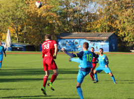 Torschütze Felix Kirschten (Nr. 18) behält gegen Torben Damm und gegen Romonta Stedten mit 2:0 die Oberhand