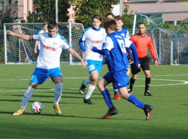 Turbines B-Junioren (weiß) gewinnen 4:0 gegen Dölau (Foto: Johanna M.)