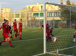 Tim Riechert (verdeckt) schießt zur 2:1-Führung ein