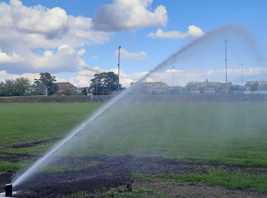 Die neue Beregnungsanlage wurde durch BARTHEL-Sportstättenservice installiert und abgenommen