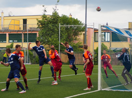 Eric Gröger verpasst per Kopf den Treffer zum 4:1