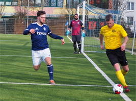 Waldemar Ermolaev im Laufduell gegen Stedtens Jan Eberhardt