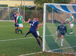Nicht freihändig, aber erfolgreich: Felix Martinowski köpft zum 4:0 gegen HTB Halle ein