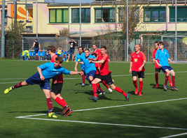 Linnart Klaube und Franz Schkopik (hinten) erwarten die Flanke für Turbine