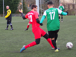 Carlo Finke (rot) im Zweikampf für Turbine III gegen Athir Hamkou