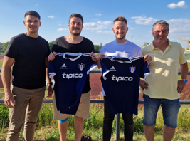 Tom Hogrefe und Jan Tennert begrüßen Musti Amari und Janos Körtge auf dem Felsen