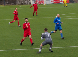 Waldi Emolaev kommt gegen FSV-Keeper Krystofiak zu spät.