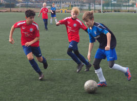 2:2 trennen sich die D1-Junioren (blau) vom VfL 96