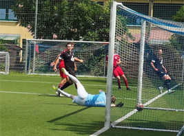 Marek Leinhoß erzielt aus spitzem Winkel das 1:0 für Turbine