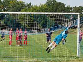 Perfekt den Auslöser gedrückt: Karl Purgand trifft zum 1:0 in den Knick