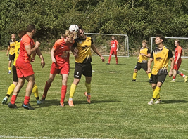 Carl Marzodko im Kopfballduell in Mertendorf
