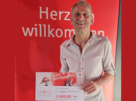 Jens Zeidler nahm den symbolischen Scheck der Saalesparkasse entgegen