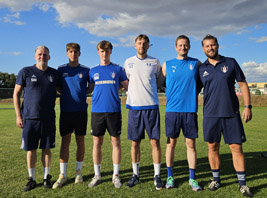 Nick Waschkowitz, Dean Meske, Josef Jülich und Phil Nultsch (v.l.n.r.) mit Coach Robin Seitenglanz (rechts) und Steffen Mandel (links)