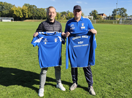 Übergabe der neuen Ausrüstung an Coach Matthias Wirth
